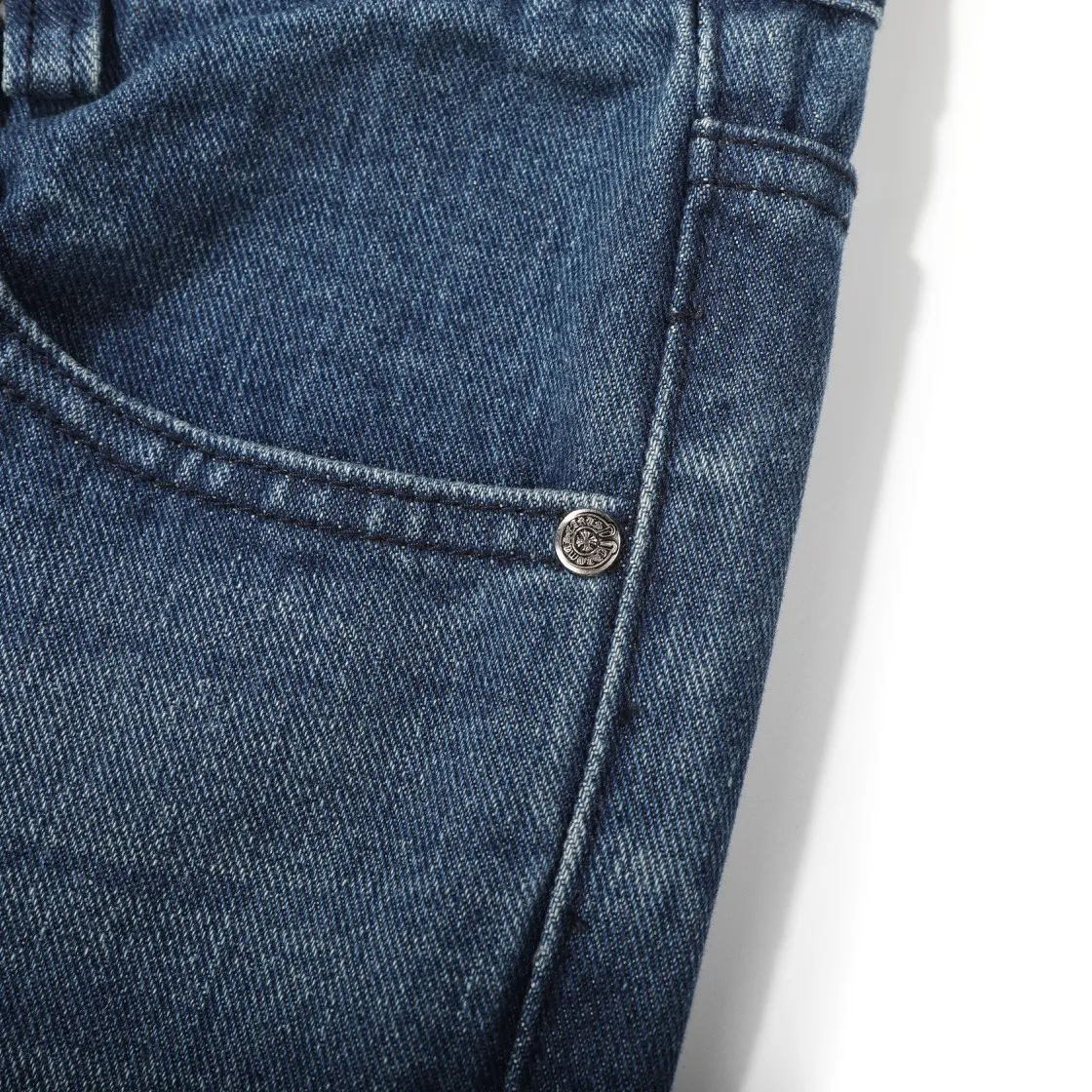 P280 (top replica) [New] Chrome Hearts Matty Boy Sex Records series limited leather multi-color high street work jeans - ch jeans need to be washed and then disassembled and hand-stitched with sheepskin cross leather and then spliced ​​to complete. The whole process is too complicated to explain. The texture can be seen in hand, and it’s all about looking good. These are the most beautiful pants in Crowe’s heart. They are made of beaded canvas fabric, and heavy washing makes the upper body of the fabric more textured, and the pants shape is tall and straight! The three-dimensional cutting of the whole trousers is a masterpiece! The hardware is customized by zp. The beaded canvas fabric is thick and soft after being washed. It has good breathability. Customized small leather label. Unique design. The details are simple and elegant, and the workmanship is exquisite. The whole trousers are neatly routed and the details are in place! It’s so cool that both men and women can easily control the trend of gender-neutral shorts!  Color: Blue Size: Corresponding sizes S-XXL, detailed sizes can be found in Figure 9
